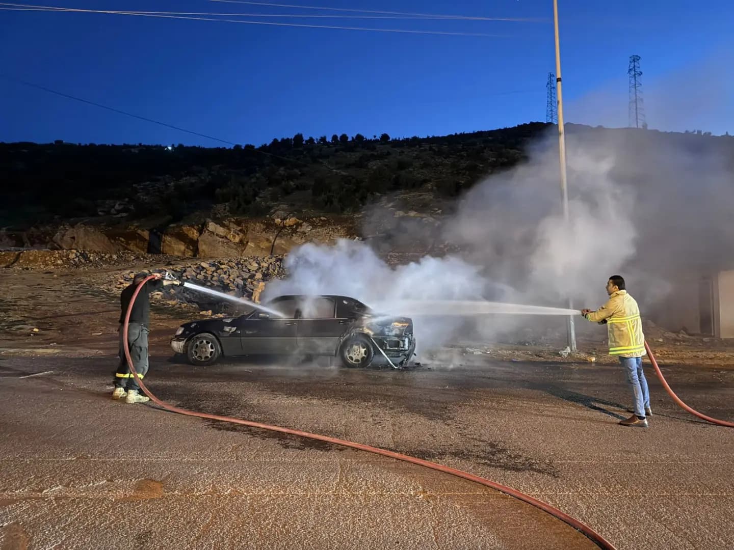 سيارة تشـ. ـتعل في المصنع.. والدفاع المدني يتدخل لإخمـ. ـادها