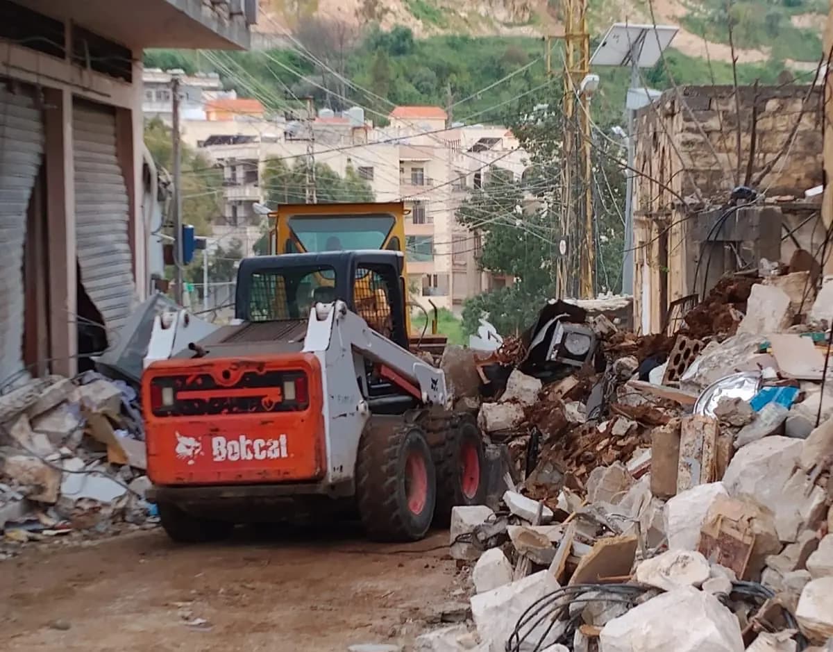 "الأشغال" تستكمل حملة "إعادة وصل لبنان".. وتعيد فتح محاور حيوية جنوبًا