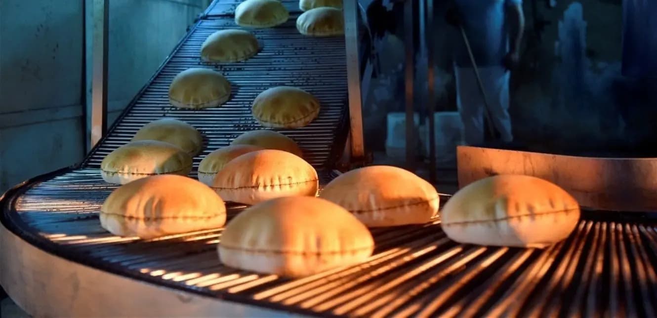 لا أزمة خبز في لبنان.. سرور: رغيف الخبز مؤمن ولو تحت النـار