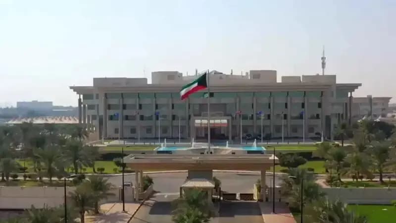 في ظل التصعيد المرتقب.. الداخلية الكويتية تدعو المواطنين للبقاء في منازلهم