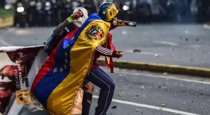 سلطات فنزويلا تعتقل 17 شخصا وتتهمهم بمحاولة القيام بإنقلاب ضد مادورو