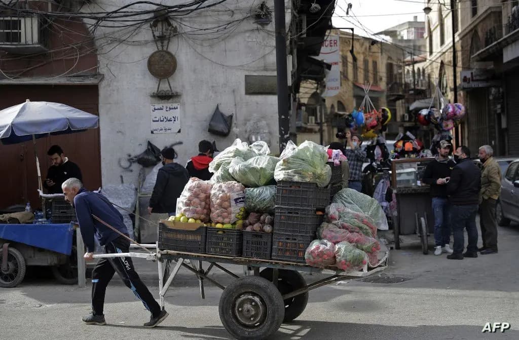 اللبنانيون تعساء لكنهم "يتأقلمون"... عيدٌ بلا عمل