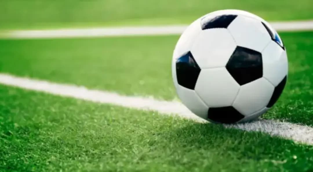 شاشةٌ كبيرةٌ في قاعة "صائب سلام" من أجل مشاهدة مباراة الرياضي- بيروت