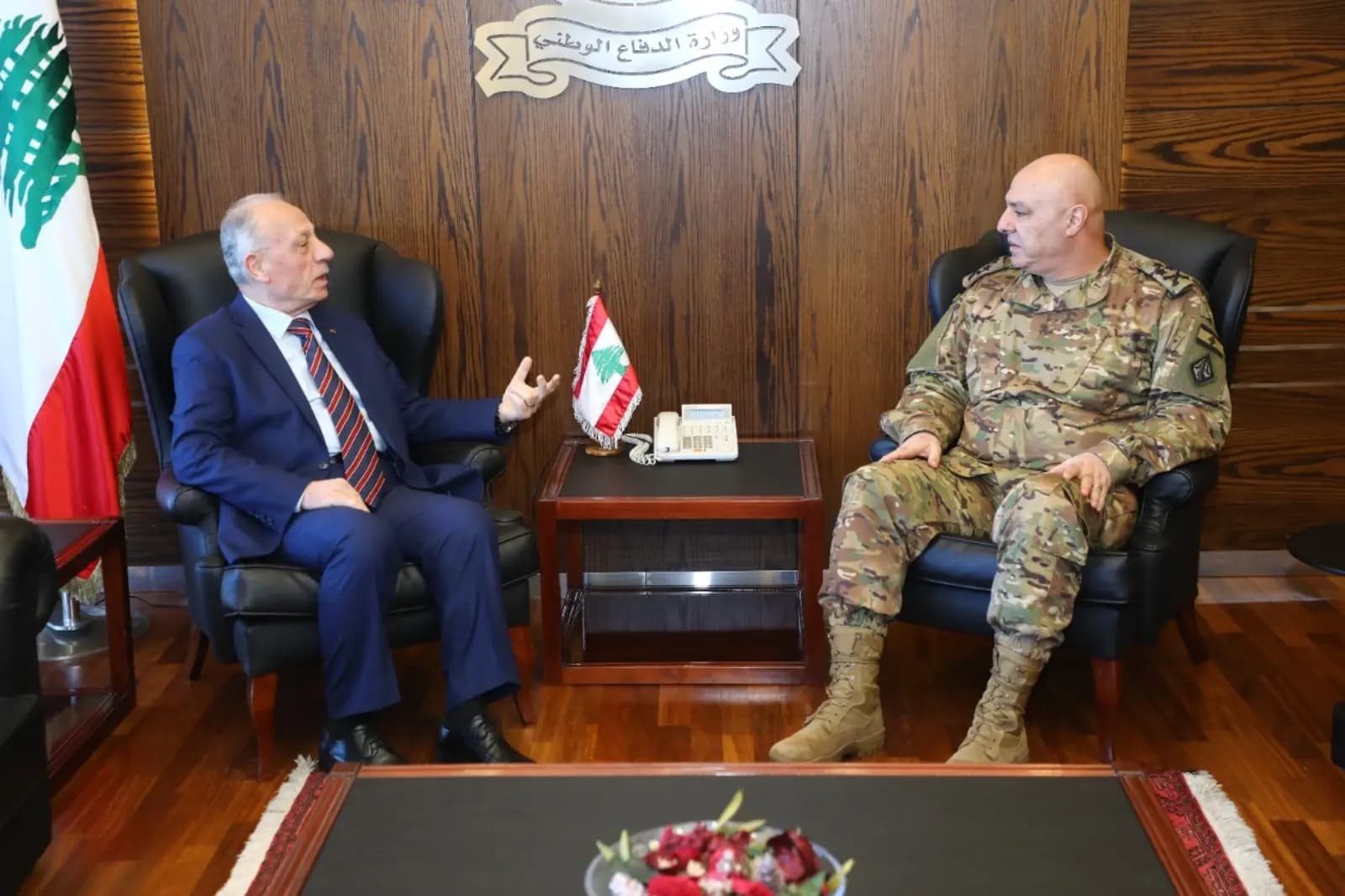 خلاف جديد بين وزير الدفاع وقائد الجيش!