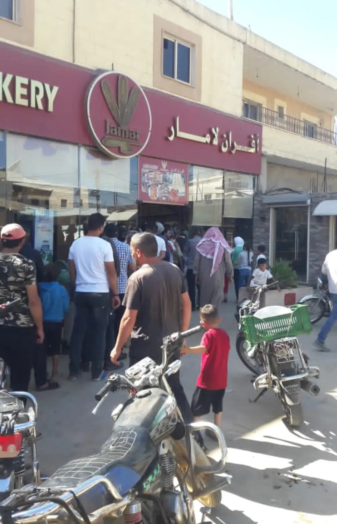 أنباءٌ عن انقطاع الخبز في بلدة غزّة البقاعية، وحشود المواطنين على أبواب الأفران..