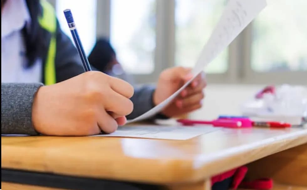 تلميذٌ أقوى من الدولة!