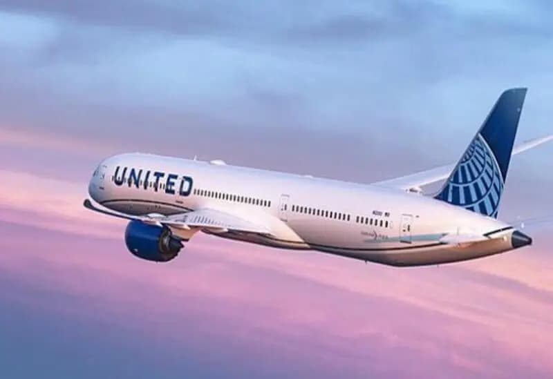 ولادة في السماء.. طفل يبصر النور على متن طائرة أمريكية