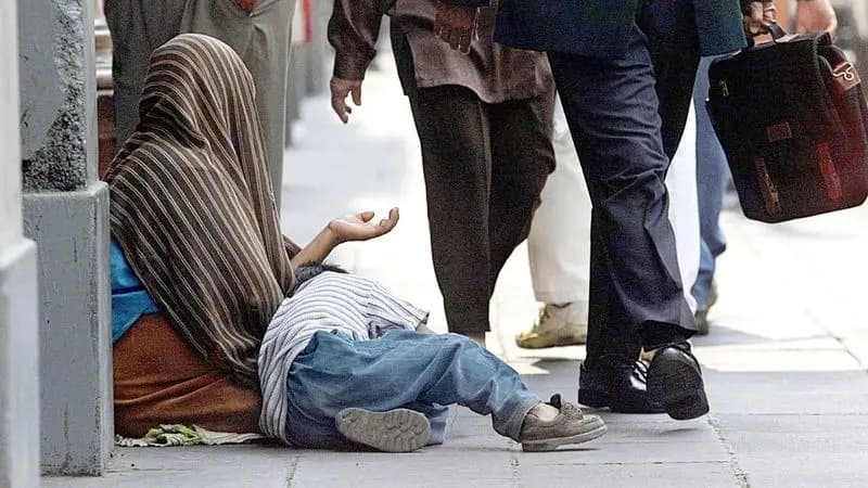 ظاهرة "التسوّل" تؤرق الشوارع اللبنانية والخطر يتفاقم.. هل تفعلها حكومة "الإصلاح"؟!