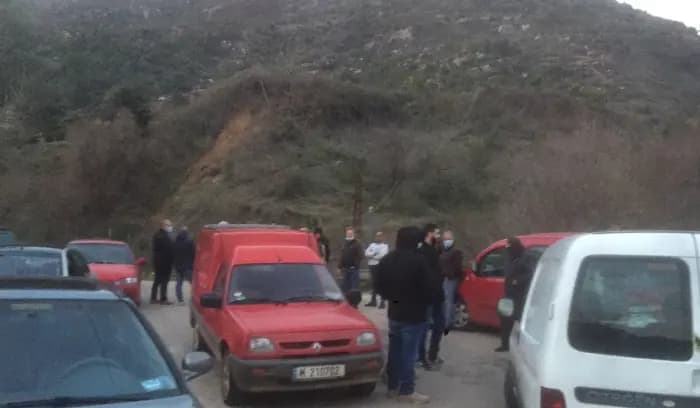 اهالي بسري والجوار قطعوا الطريق عند الجسر احتجاجا على زيادة التقنين في التيار