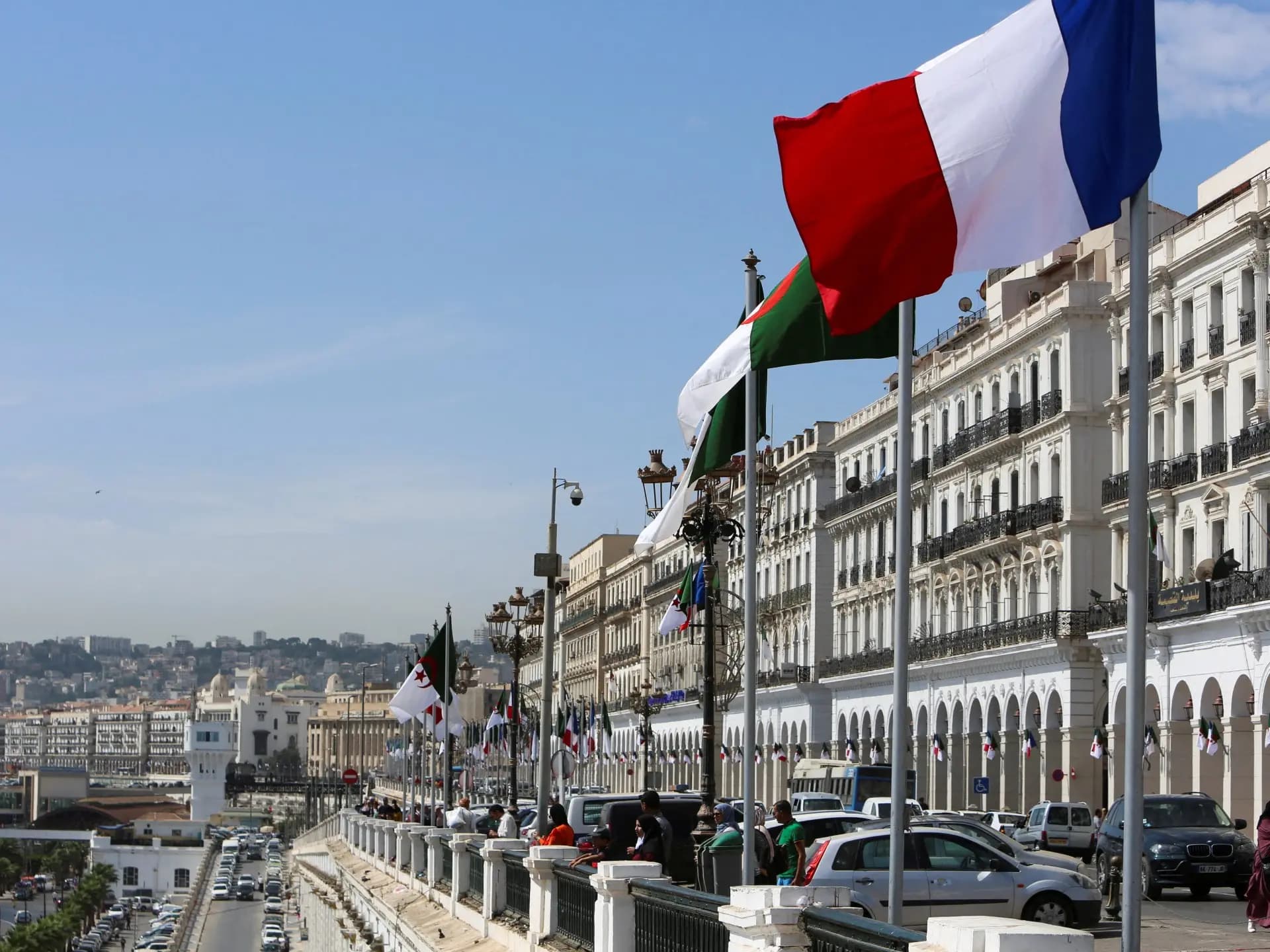 تصعيد دبلوماسي بين فرنسا والجزائر.. ماذا يجري؟