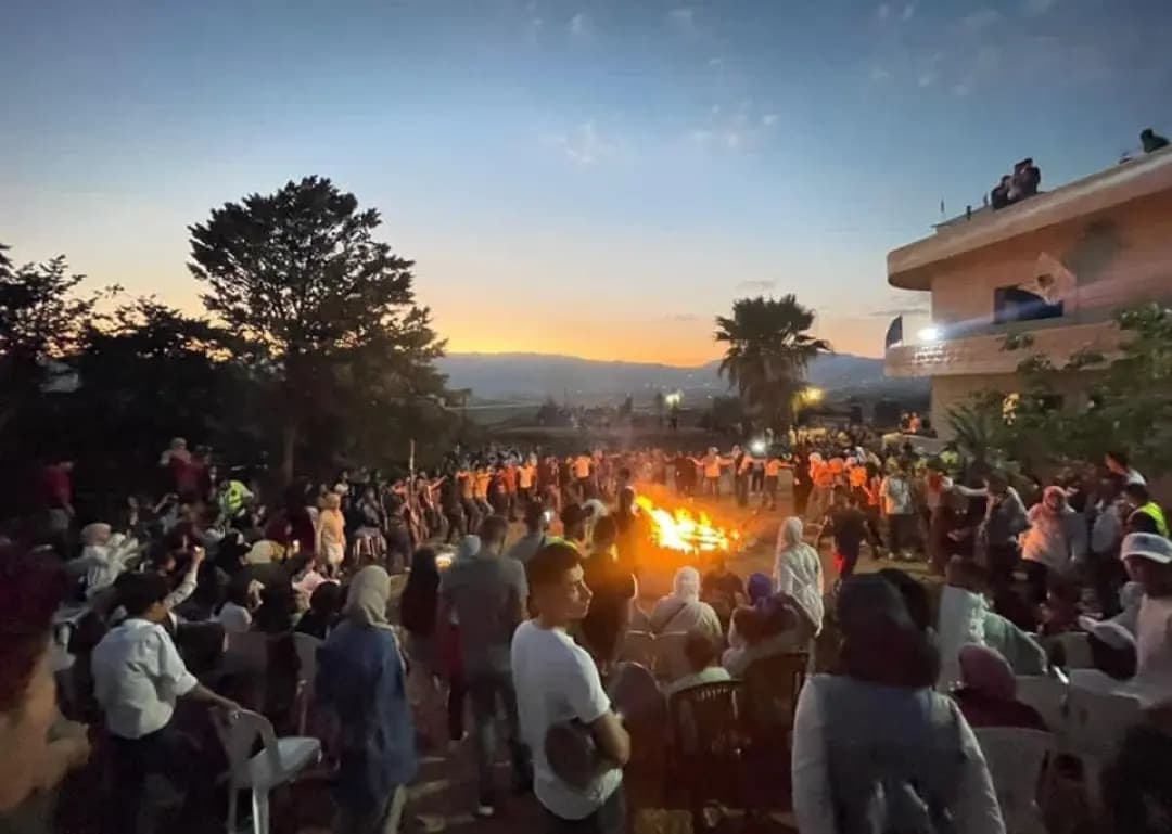 سيّداتُ الغدِ الأفضلِ: تأكيد أهميَّة السِّياحة البيئيَّة في الدَّكوة وسهرةُ نارٍ أمام قلعتها!