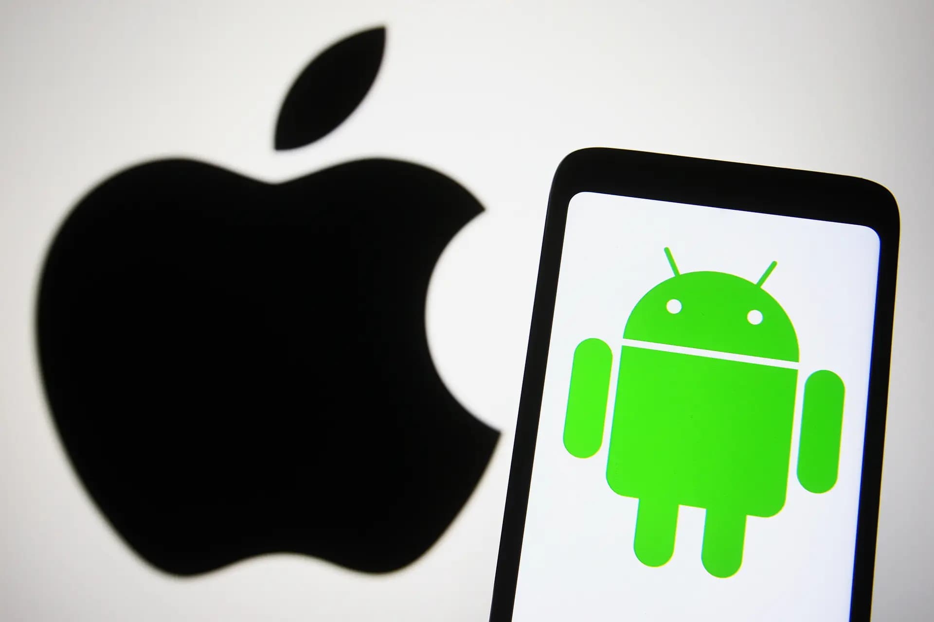 أبل تُغري مستخدمي أندرويد بخطوة جريئة.. ماذا تغيّر؟