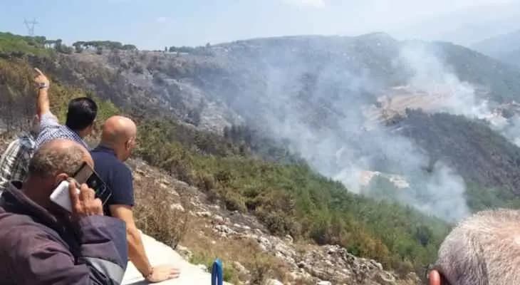 وزير البيئة يتفقد حريق الأحراج في إقليم الخروب: المشهد مؤلم وغالبية الحرائق من صنع الإنسان