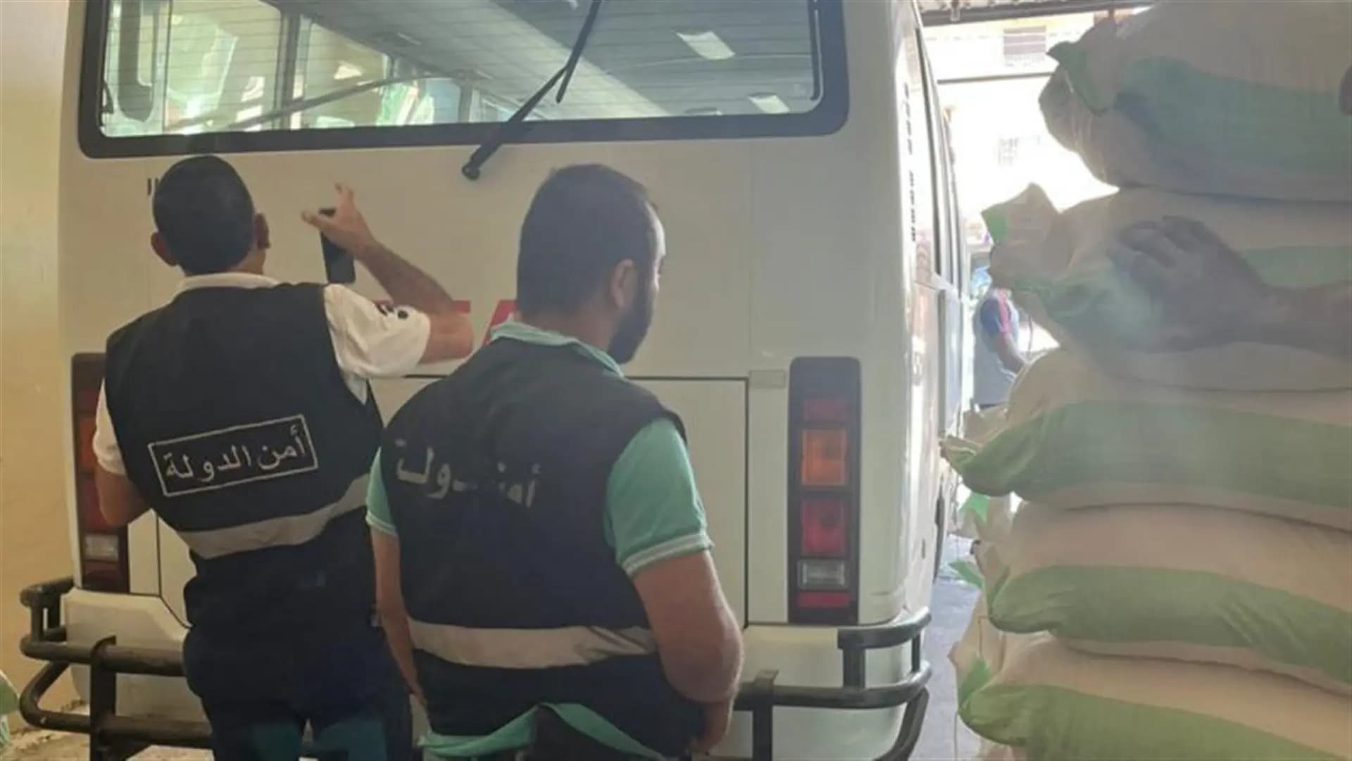 أمنُ الدولة توزّع الطحين المُصادر على دور الرعاية والأيتام