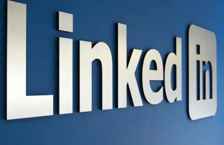 روسـلانسكي: الذكاء الاصطناعي يواجه تحديات على "لينكد إن"