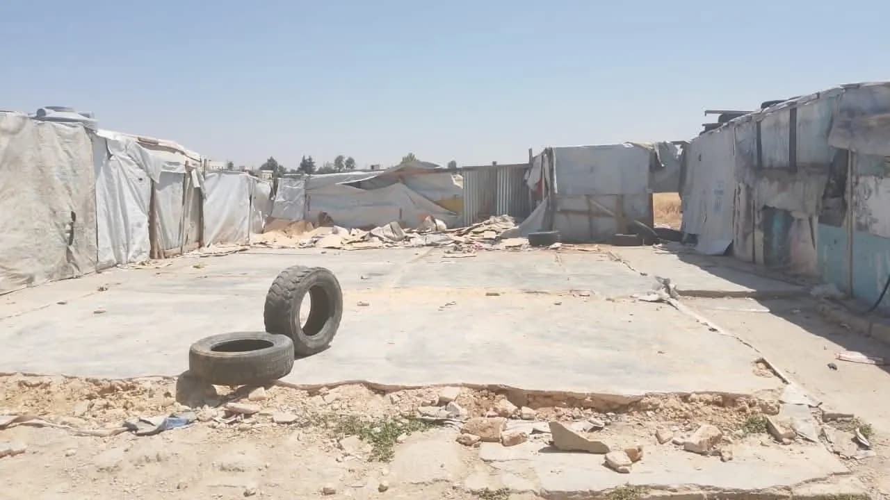 بالصور.. بلدية زحلة تزيل عددًا من المخيمات