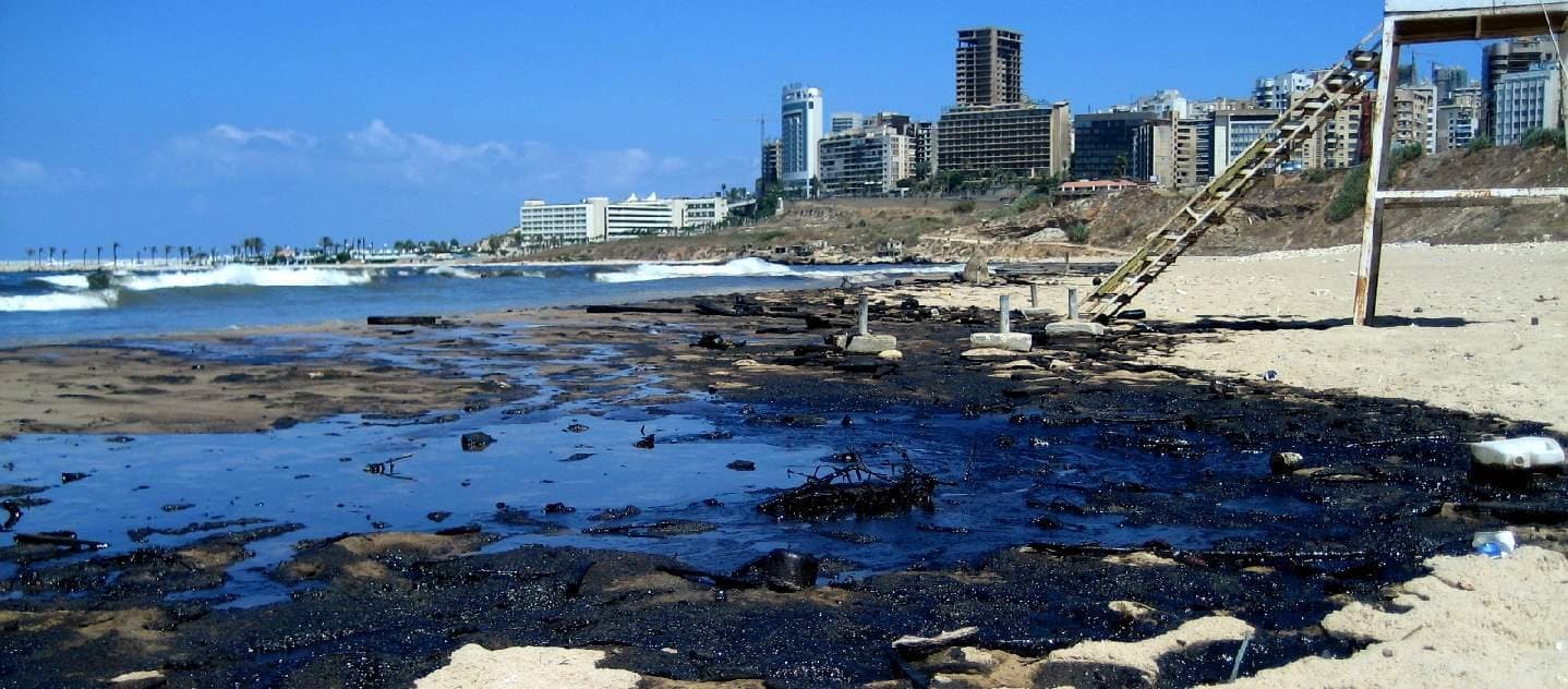 وزارة البيئة تصدر بيانًا حول التلوث النفطي في منطقة الجيّة