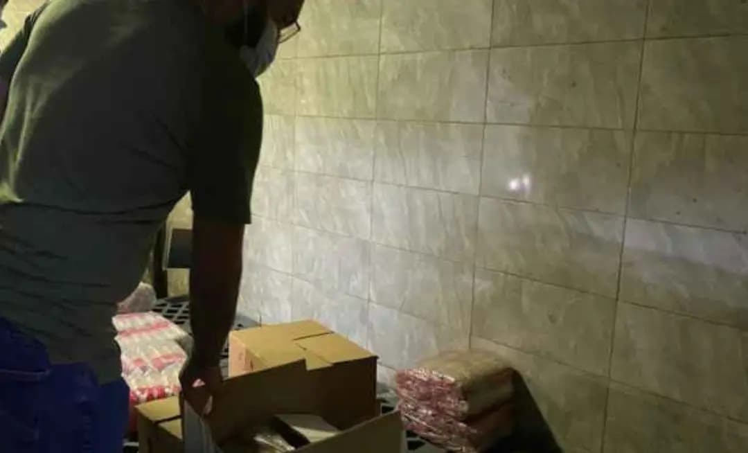 تلفُ مستودعِ مواد غذائية في هذه المنطقة!