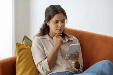 الهاتف يسبّب "لغلوغ".. انتبه لوضعية راسك!