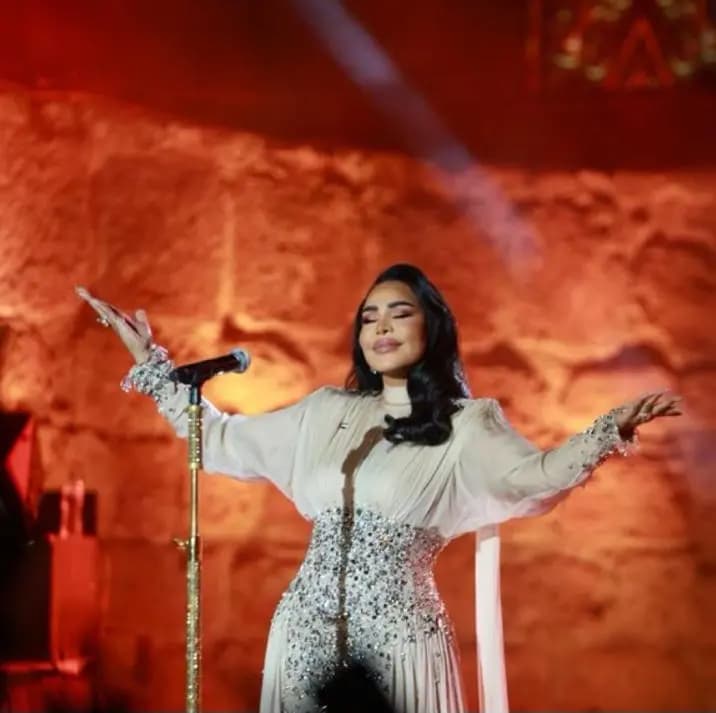 في ليلة استثنائية.. أحلام تبدع أمام الجمهور في مسرح قرطاج