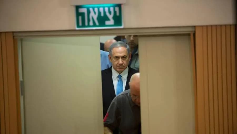 هآرتس": هذا ما دفع نتنياهو للاجتماع الحكومي إلى ملجأٍ محصّن!