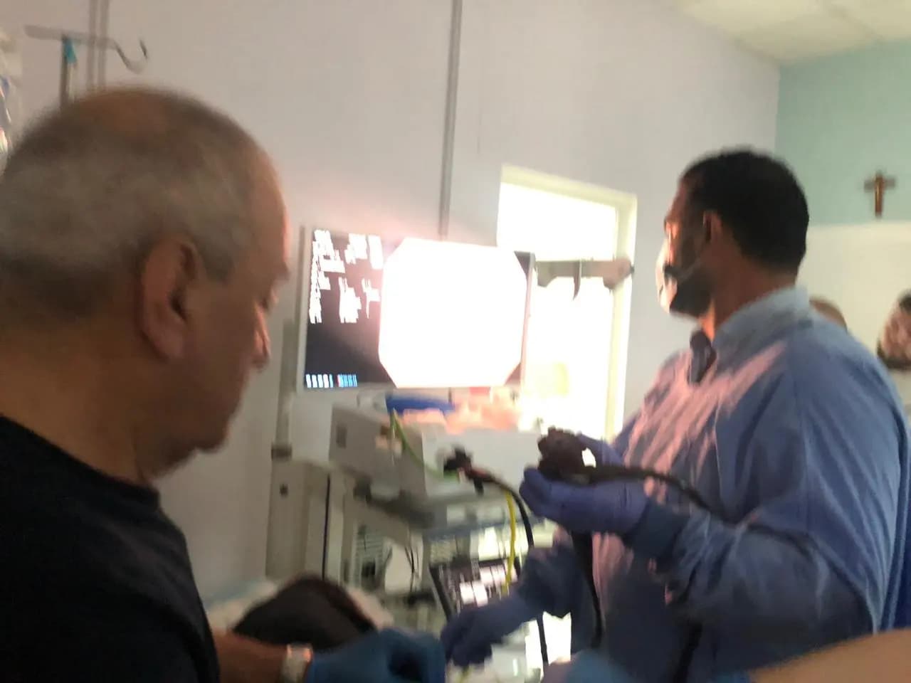 عملية دقيقة في تل شيحا.. سحب ثلاث قداحات من معدة سجين!