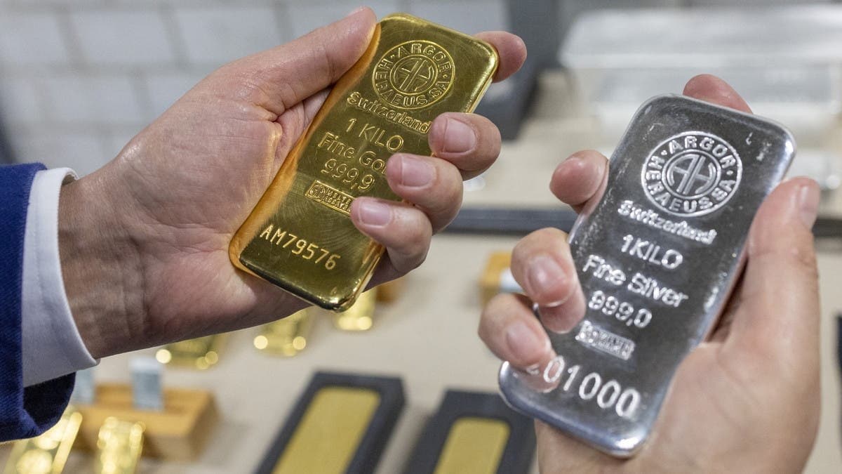 سي إن إن: الذهب والفضة.. تشابه في مواجهة الدولار واختلاف في المخاطر