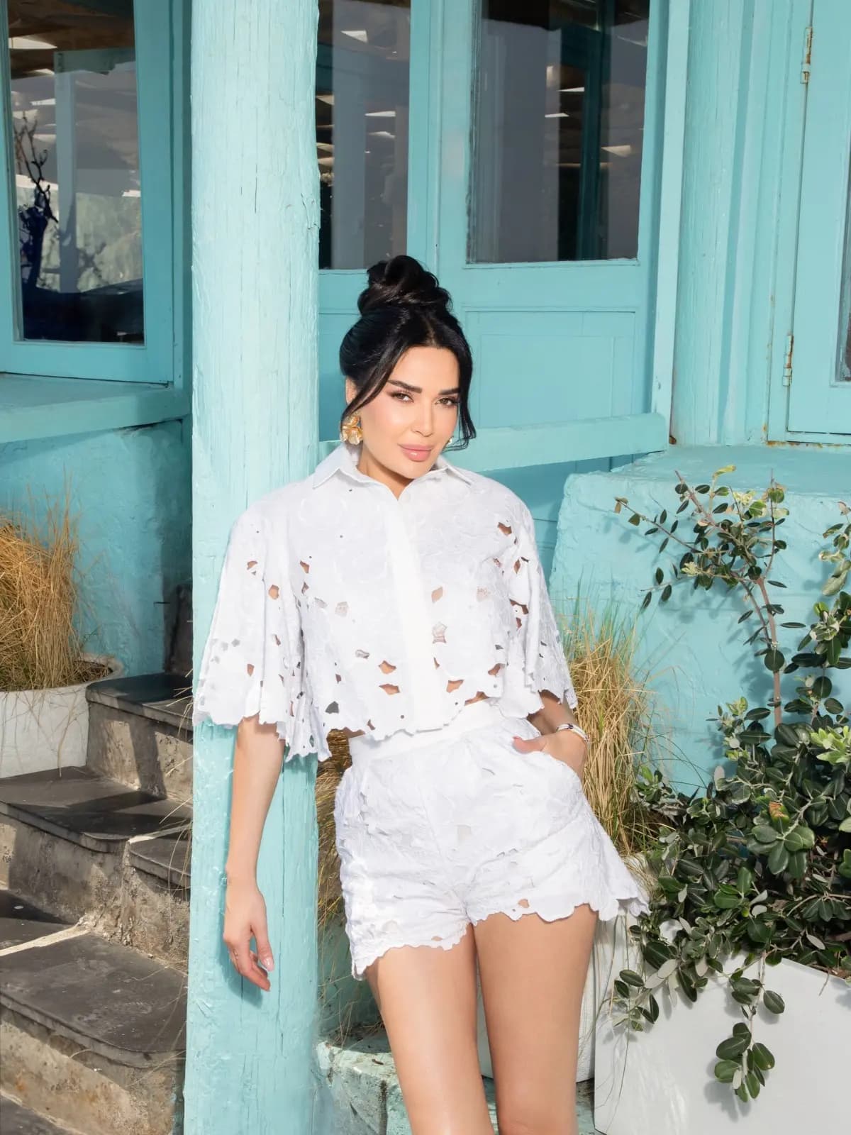 سيرين على البحر.. أبيض وخفيف!