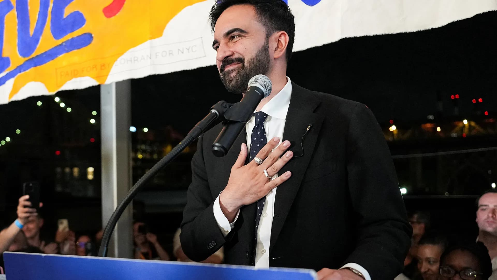 نيويورك تايمز: الفتى الذهبي.. ما معنى أن تكون "مسلمًا جيدا" بأميركا؟