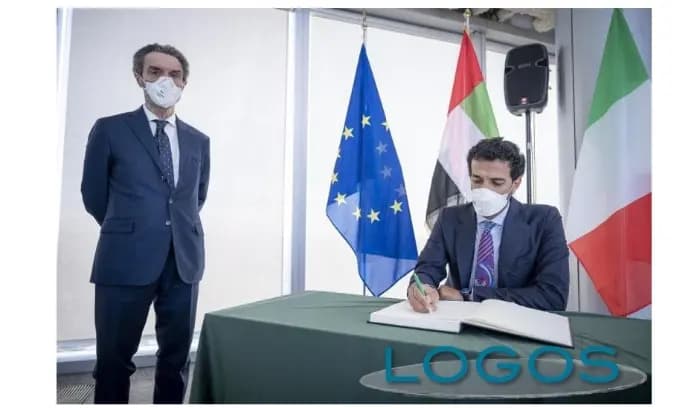 رئيس مقاطعة لومبارديا الإيطالية عرض مع وزير الاقتصاد الإماراتي سبل التعاون
