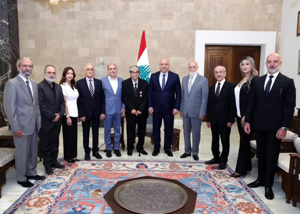 عون يقلد "أبو سليم" وسام الاستحقاق اللبناني