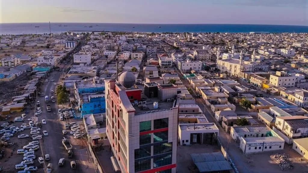 سي إن إن: رغم سمعتها الخطيرة.. ما سرّ تزايد أعداد السيّاح في الصومال؟