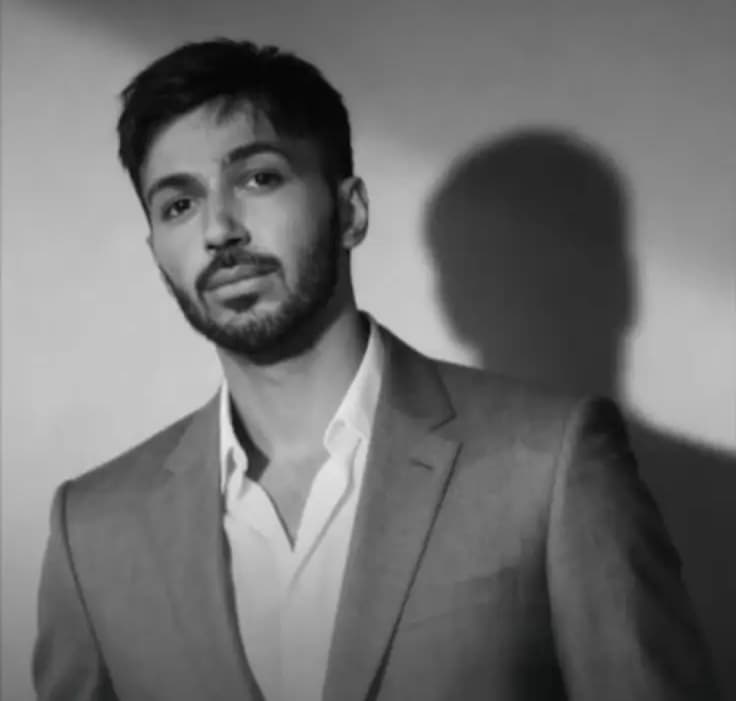 خالد العبد الله: هل ينجح الصوت الإماراتي الجديد في إعادة زمن الثمانينات بـ "شايف عيونك"؟