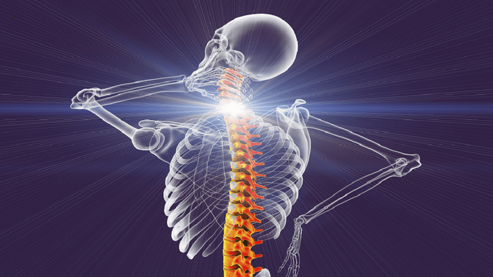 زرع العمود الفقري يمكّن رجلا مصابا بالشلل من المشي مرة أخرى