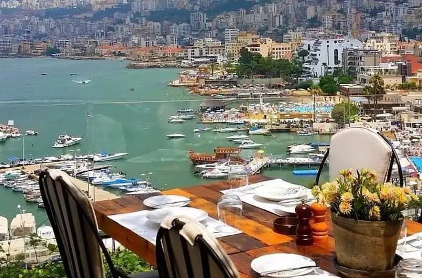 أناقةُ الانهيار: كيفَ يواجِهُ اللبنانيُّ قدرَه بالبرستيج؟!