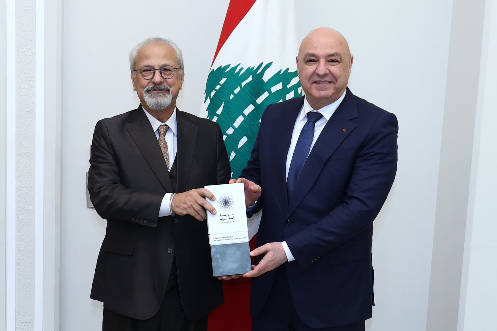 "بعد نيله جائزة نوابغ العرب".. عون يهنّئ داغر