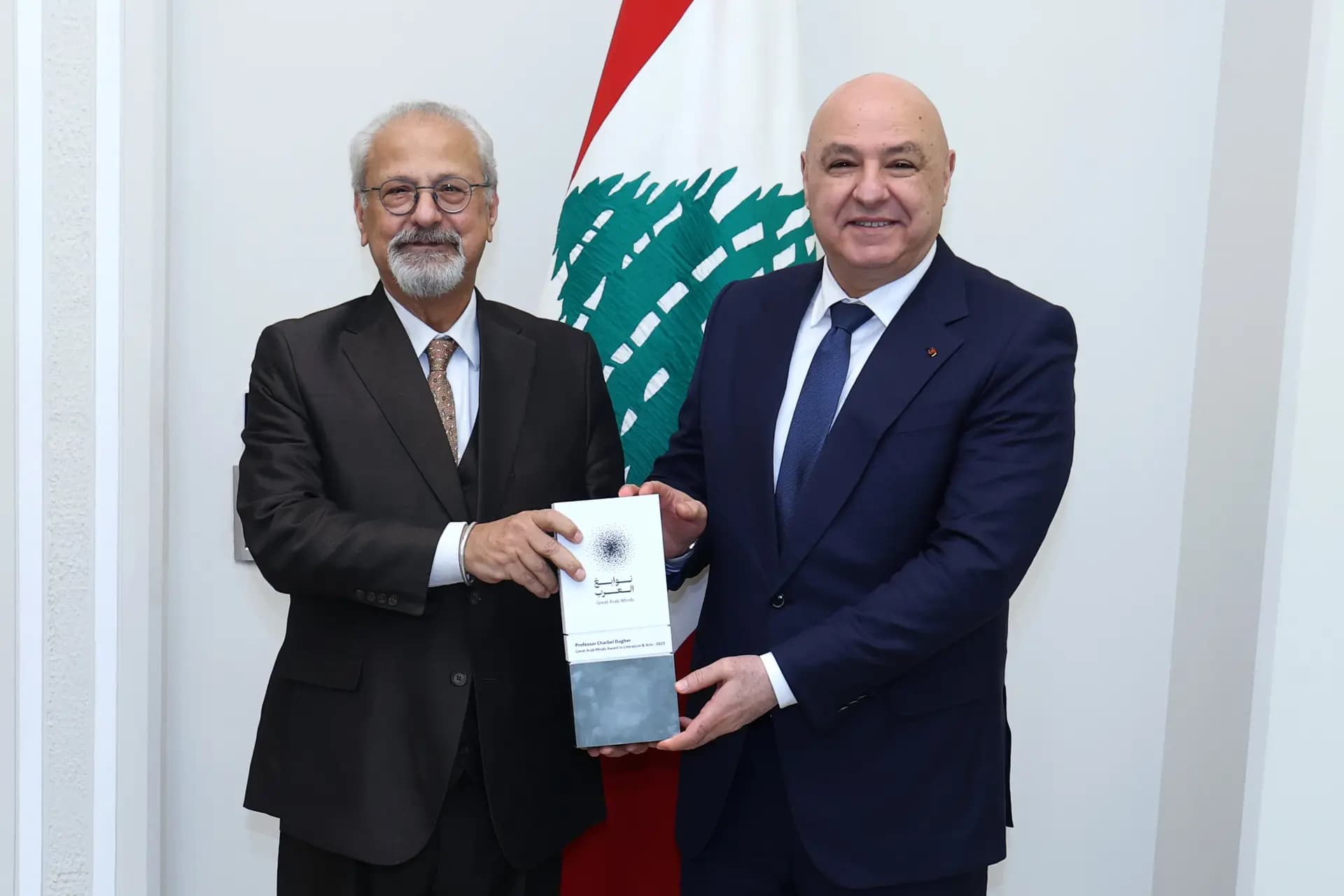 "بعد نيله جائزة نوابغ العرب".. عون يهنّئ داغر