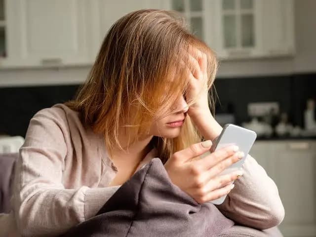 ديلي ميل: 3 مراهقات ينتـ.ـحرن بعد حرمانهن من الهاتف