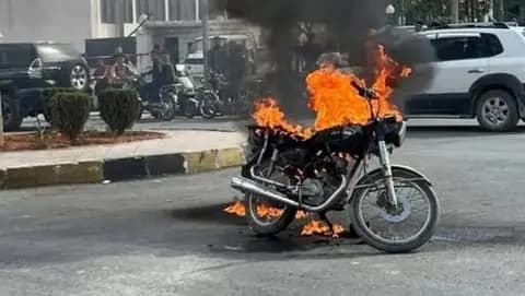 حاولوا توقيفه.. فأحرق دراجته