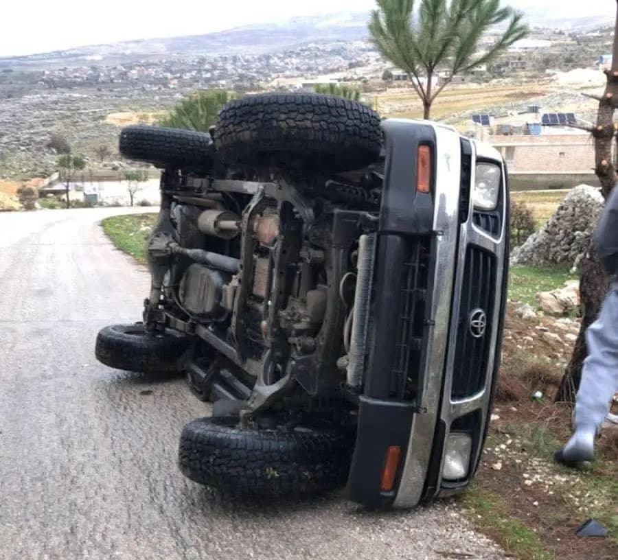 بيك آب ينقلب.. وتسرب مازوت على طريق سحمر–يحمر