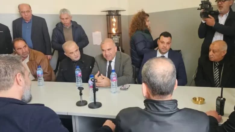 "آلية مؤقتة لتسيير الشاحنات".. اجتماع لبناني–سوري في المصنع