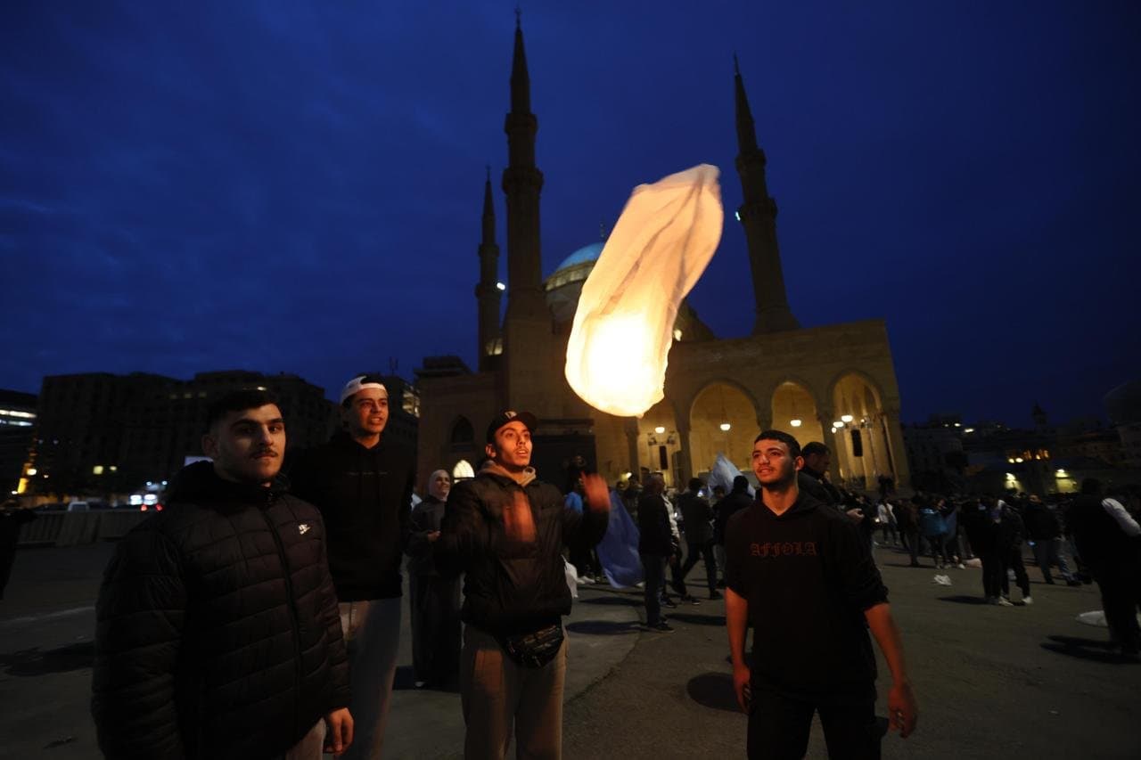 بالصور.. إضاءة مناطيد محبة في ذكرى الحريري