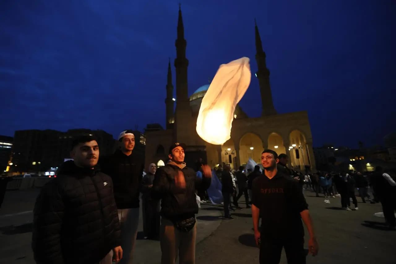 بالصور.. إضاءة مناطيد محبة في ذكرى الحريري