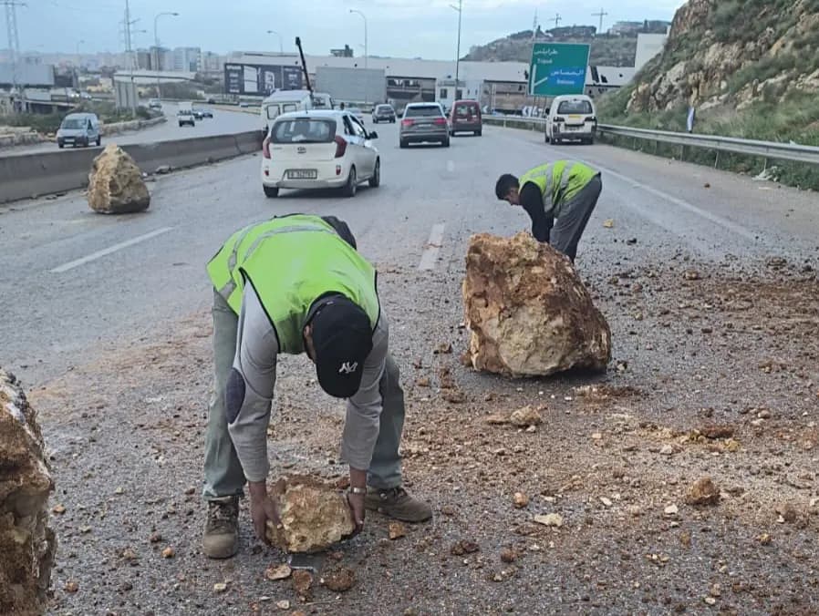 بعد الانهيار الصخري على جسر بالما.. "الأشغال" تتحرك