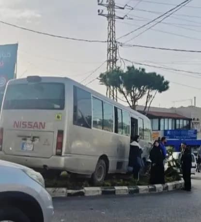 "سائق حافلة مدرسية يفقد السيطرة عليها".. كفررمان تنجو من كارثة!