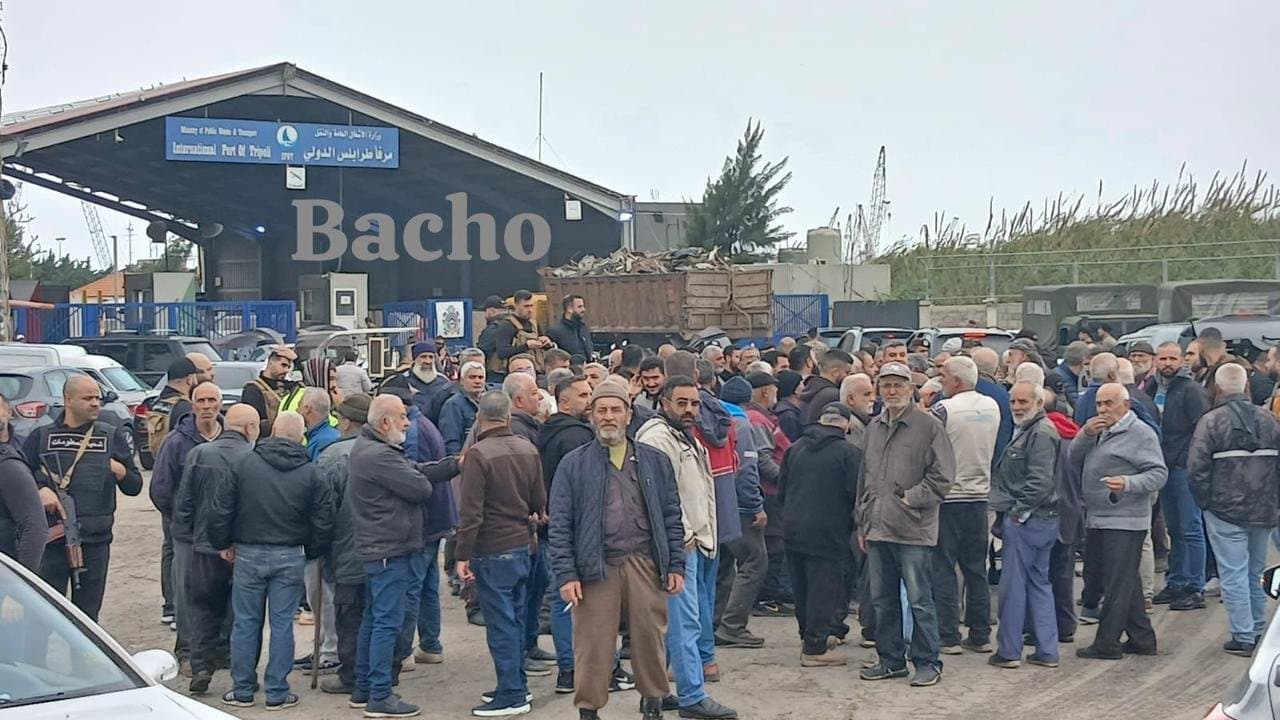 بالصور.. احتجاجات وتسكير طرقات في عدد من المناطق