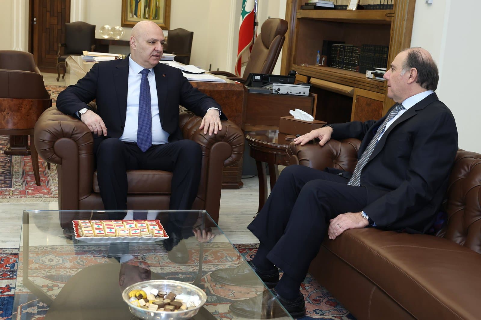 عون يتابع مع حاكم مصرف لبنان ملفات قضائية مع فرنسا