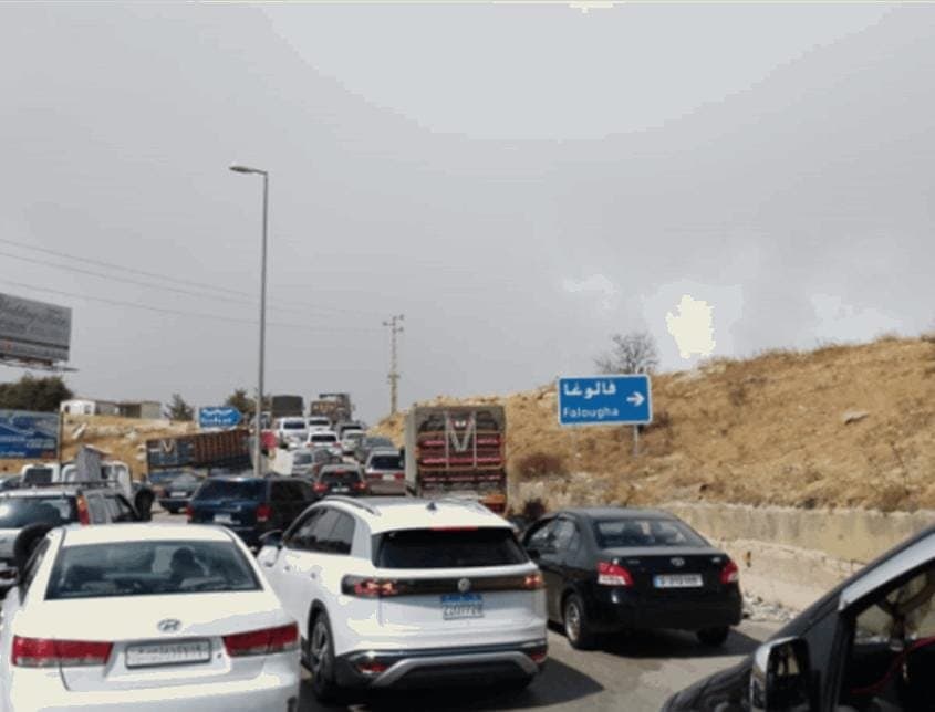 انقلاب شاحنة عند مفرق فالوغا.. ووقوع جرحى