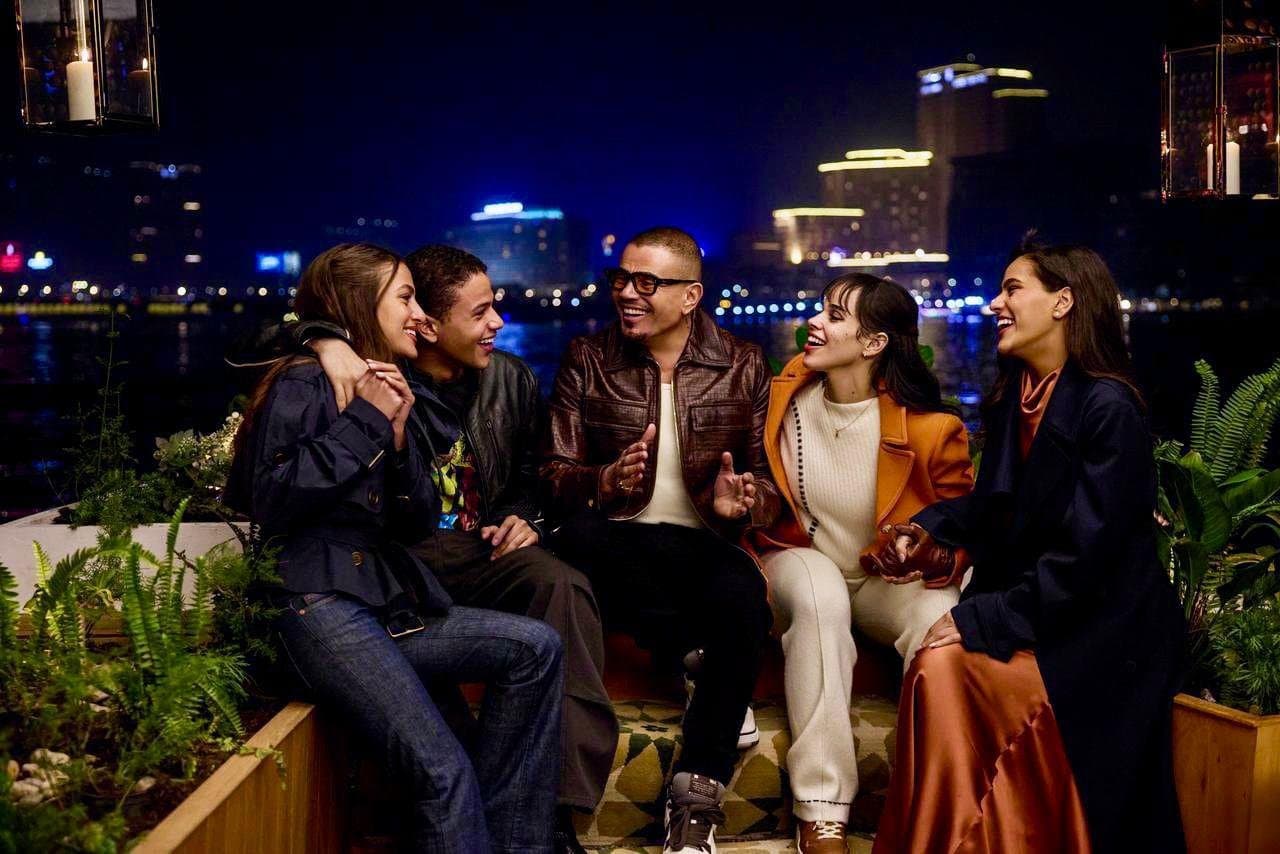"نقصاك القعدة" .. عمرو دياب يجمع أبناءه الأربعة لأول مرة في إعلان واحد