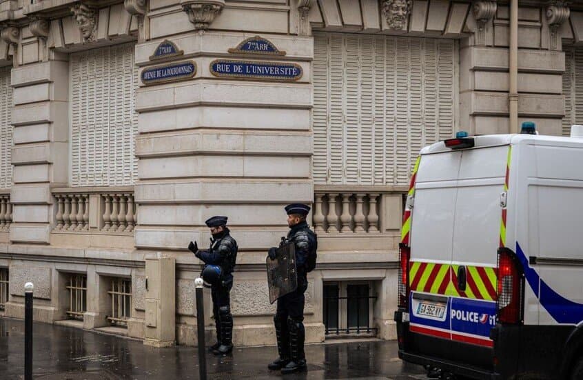 طرد مفخـ.ـخ يهزّ كلية للشرطة.. وإصـ.ـابة ثلاثة عناصر